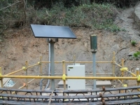 衛星無線傳輸數據集錄器+太陽能板+雨量計(戶外安裝配置圖)